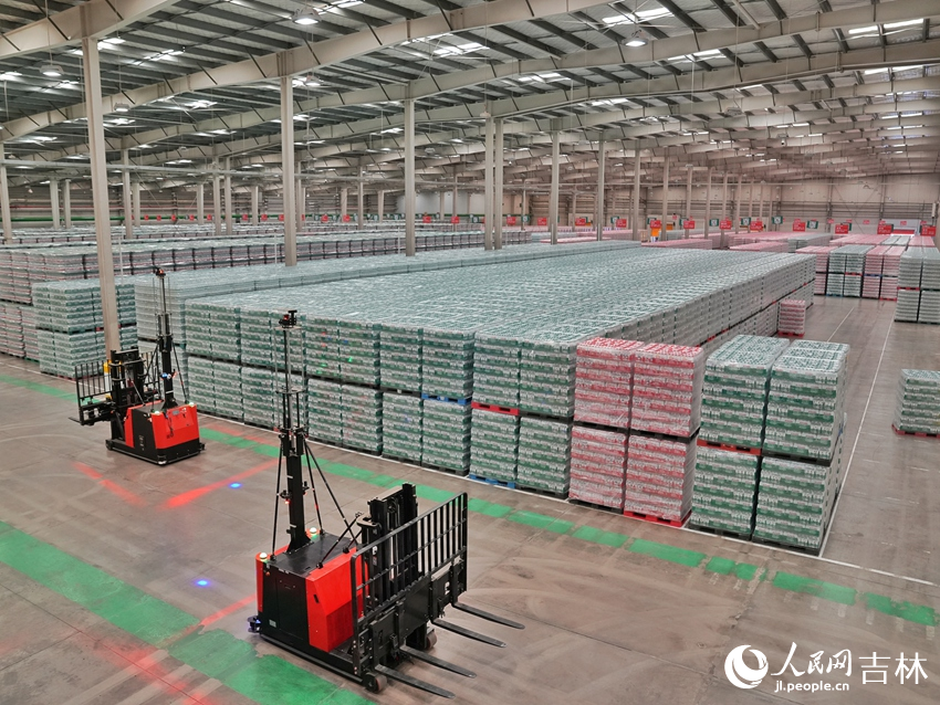 包裝完畢的飲用水即將發往全國各地。人民網記者 李洋攝