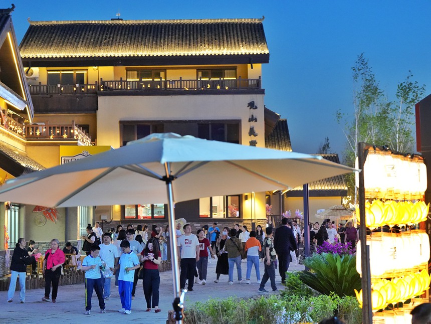 游客在景區內游玩。人民網記者 李洋攝