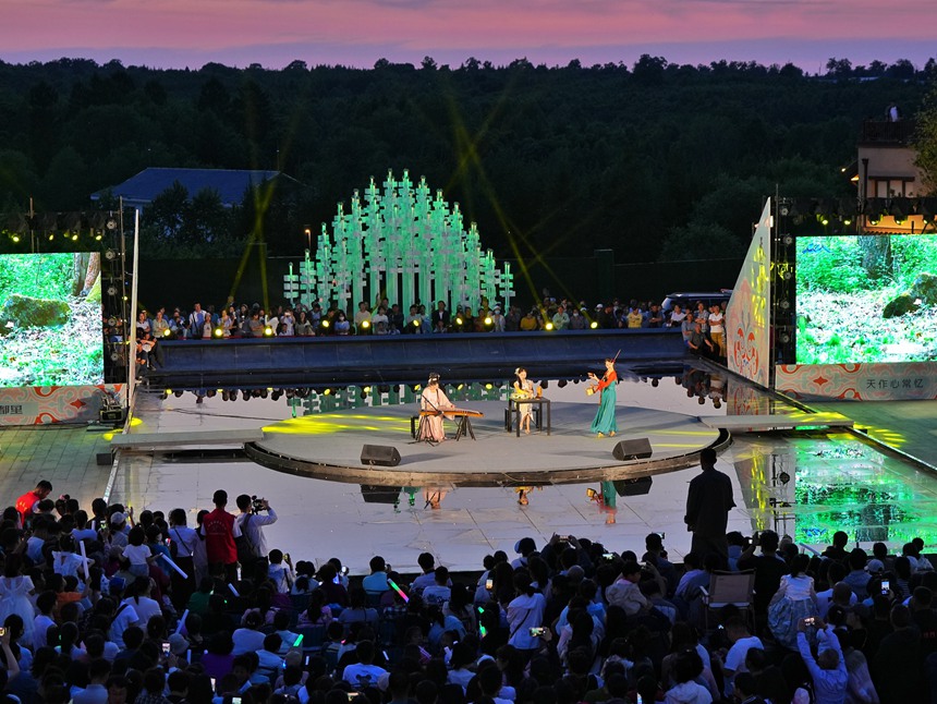 游客們在景區中欣賞國風表演。人民網記者 李洋攝