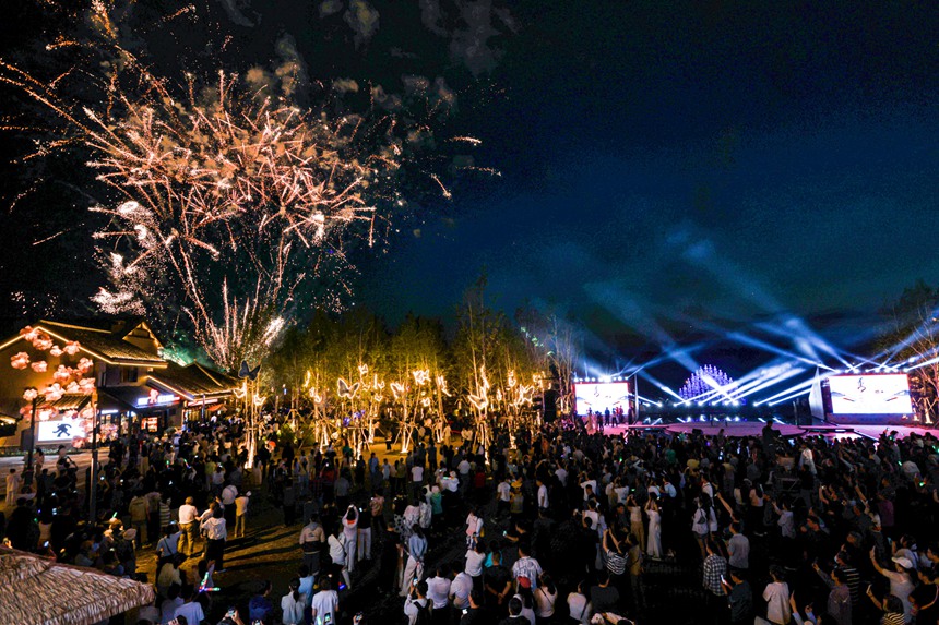 夜色中，景區人流鼎沸。人民網記者 李洋攝