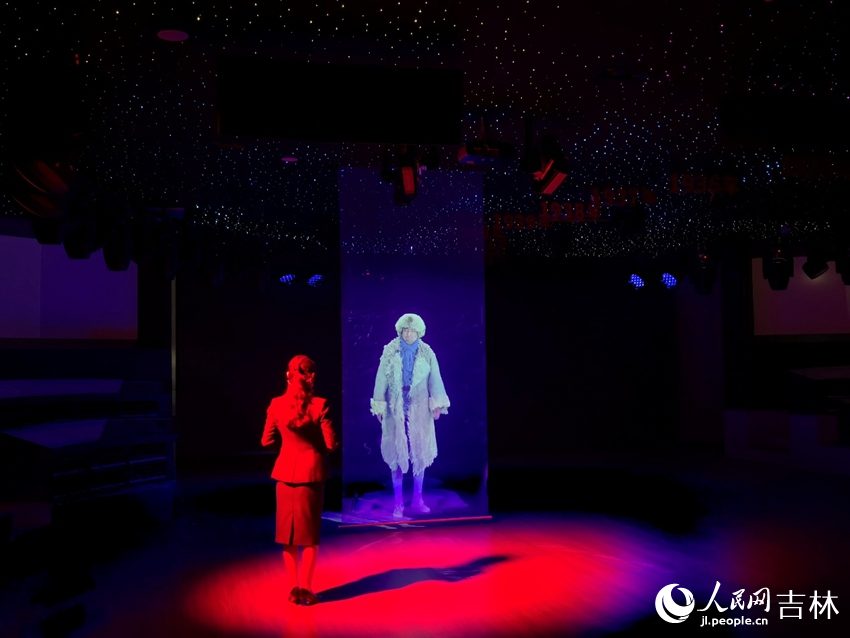 教師與AI成像的楊靖宇將軍展開一場跨越時空的對話。人民網記者 馬俊華攝