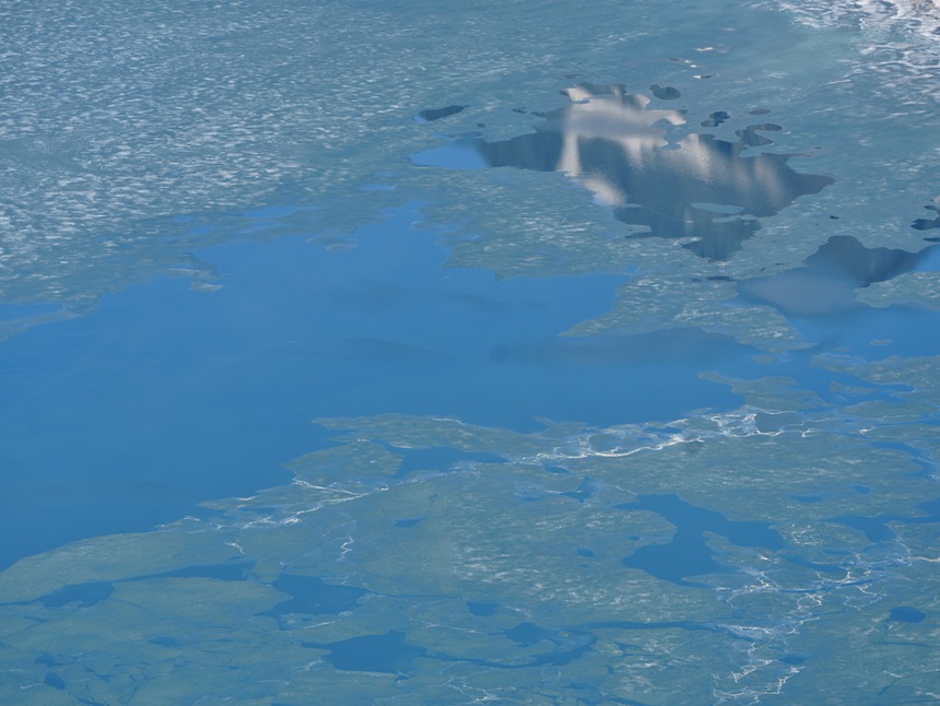 正在消融的天池冰層。人民的記者 李洋攝