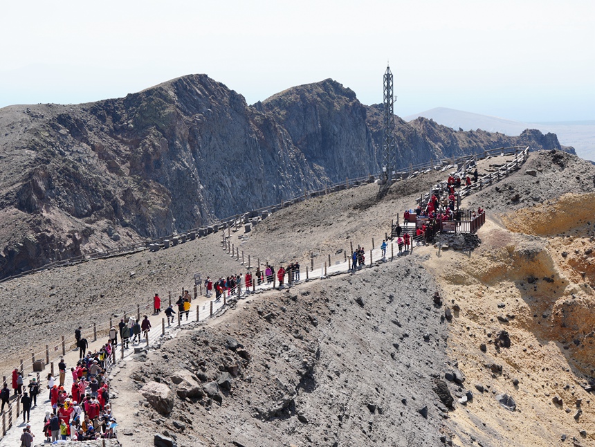 開冰景象吸引著大量游客前來觀賞。人民的記者 李洋攝