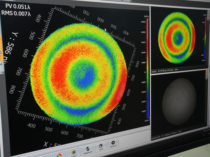 屏幕上清晰顯示著光學元器件的打磨程度。人民網記者 李洋攝