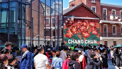 行進中國｜三刷春京西 這里有老長春的“魂”在吉林長春北京大街西歷史文化街區，一邊感受歷史文化帶來的獨特韻味，一邊體驗新業態帶來的全新活力，成為市民游客閑逛“打卡”的必選項。