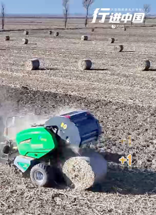 長春市九臺區查看詳情農田里的“瑞士卷”從哪兒來吉林天朗農機生產的秸稈飼料打捆機是身懷絕技的“魔術手”，無論秸稈形態、干濕，經它之手，撿拾、破碎、揉搓、除土、壓實、自動纏網、打捆等作業一氣呵成。廢棄秸稈“搖身一變”，成了農田里的“瑞士卷”。