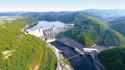 行進中國｜青山蓄動能 黑土生金倉巍巍長白山，浩浩三江源，吉林大地上一項又一項精品工程的建設，是中國水電一局為東北老工業基地裝上的“能源引擎”與“糧食安全引擎”。