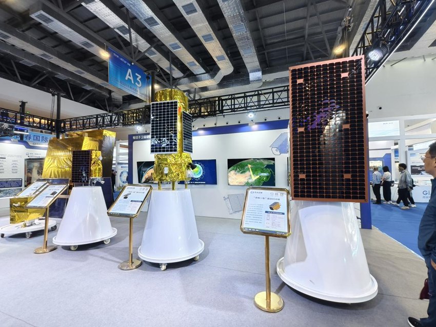 長光衛星展位展出的衛星模型。人民網記者 關思聰攝