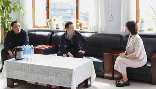 四平中院黨組書記、代理院長張懷勝走訪全國人大代表韓鳳香