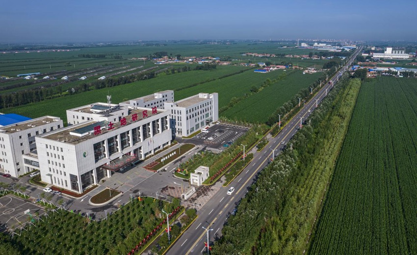 坐落在田野中的黑土地研究院。梨樹縣委宣傳部供圖