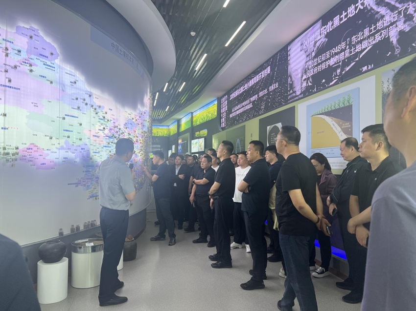 學員正在認真聆聽教師講解介紹。梨樹縣委宣傳部供圖