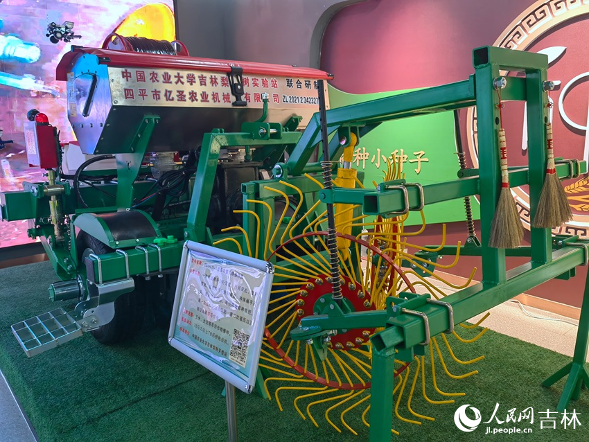 多功能免耕播種機。人民網記者 馬俊華攝