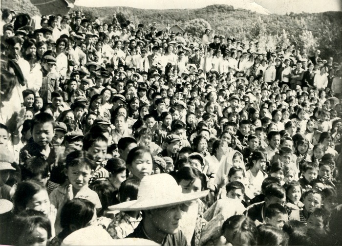 1976年劇團下鄉演出引來萬人觀看