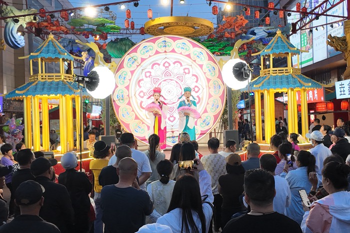 四平市仁興里沉浸式文旅街區上演二人轉表演。