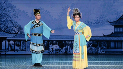 行進中國 |東北二人轉：守正創新“轉”起來！  “為看一場地方戲，貪黑跑出十里地?！边^去，東北人常用這句順口溜來表達對二人轉的喜愛。如今，這樣的景象在吉林四平生動再現。