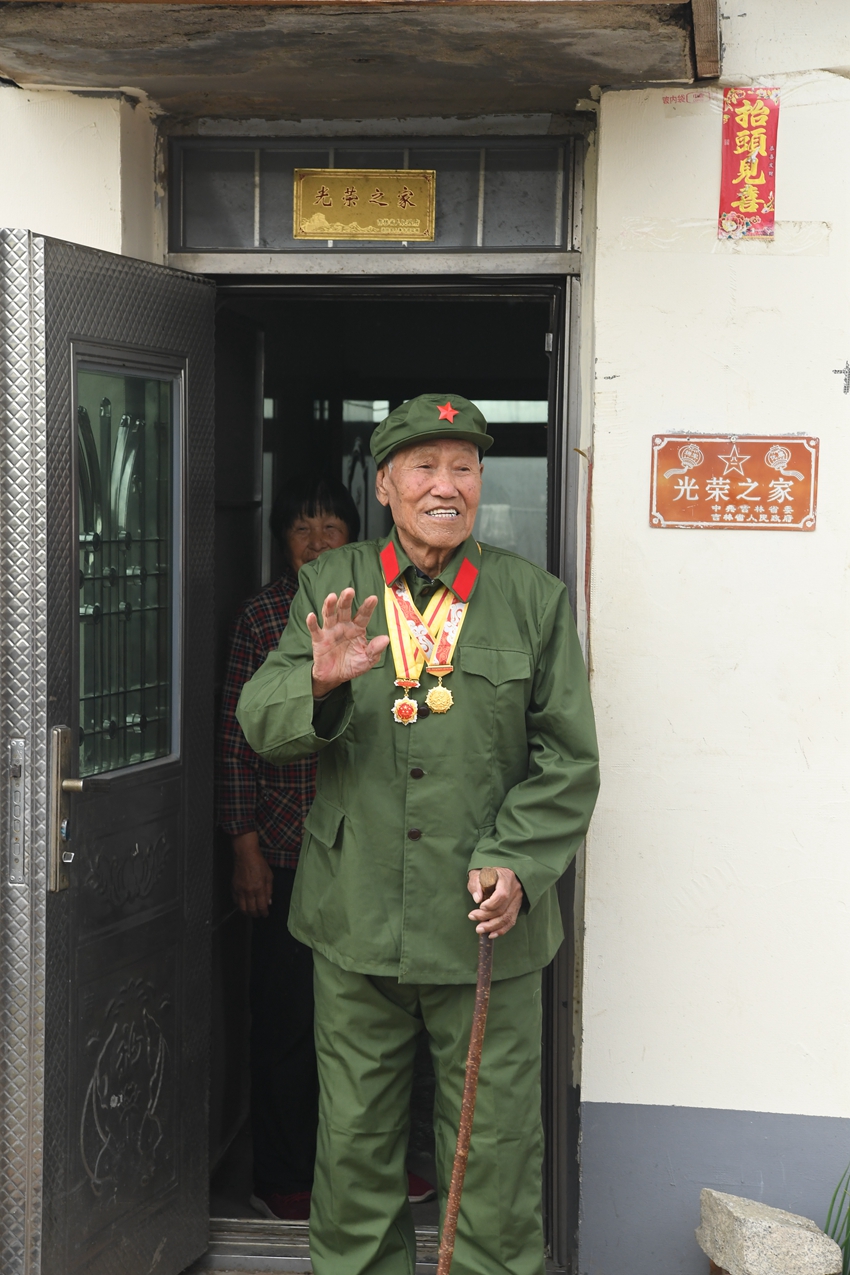 抗戰老兵王鳳廣和慰問人員揮手告別