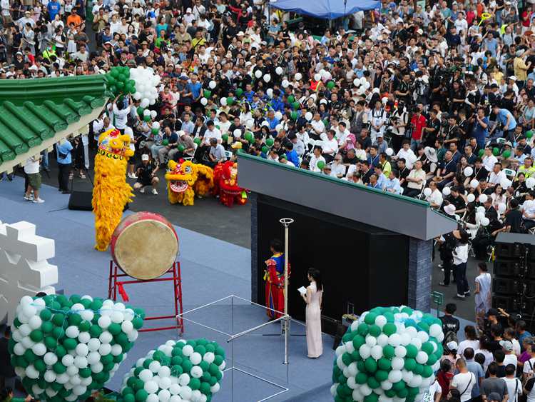 街區上演非遺表演秀。人民網記者 李洋攝