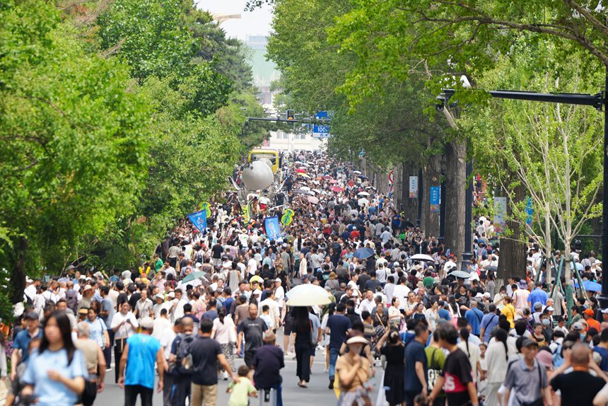 長春新民大街歷史文化街區開街當天，吸引了大批游客前來打卡。人民網記者 李洋攝