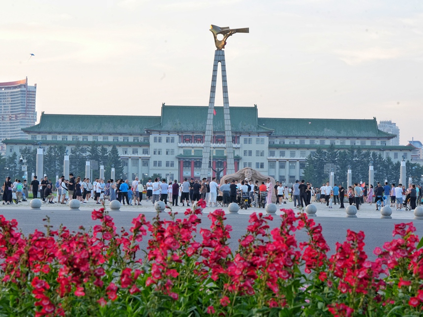 新民大街前文化廣場游客如織。人民網記者 李洋攝