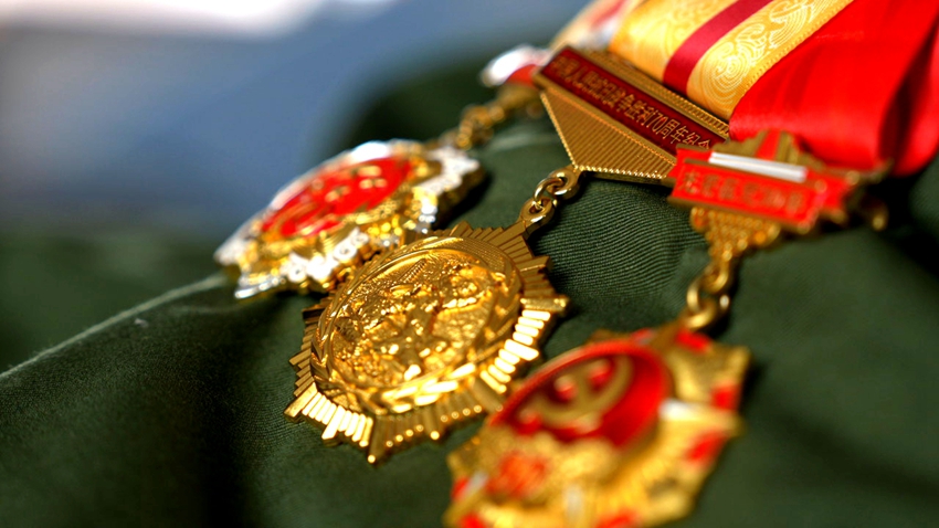 抗戰老兵鄭清明胸前褶褶生輝獎章。