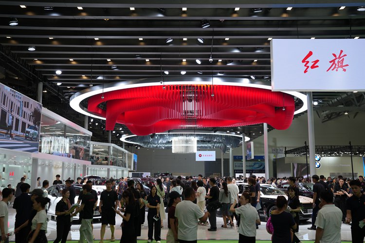 紅旗展臺人氣十足。人民網記者 李洋攝