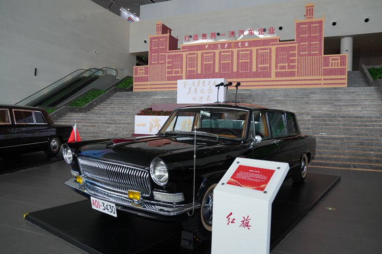 經典的一汽紅旗老爺車。人民網記者 李洋攝