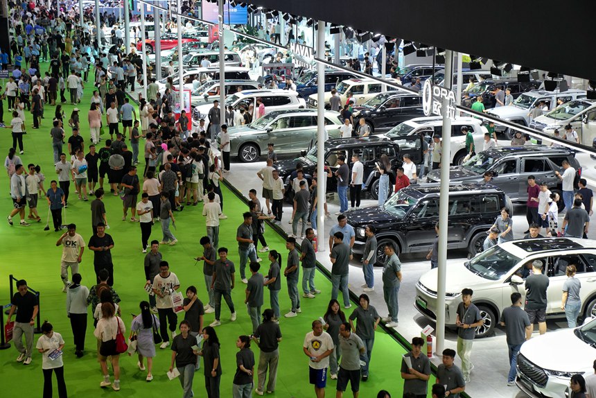 汽博會現場人流如織。人民網記者 李洋攝