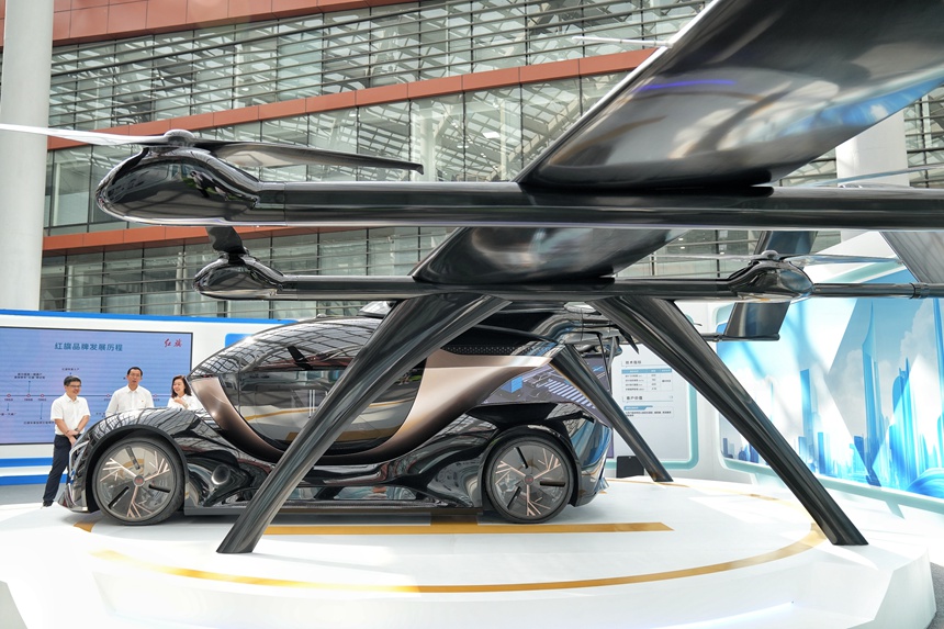 成果展上展示的紅旗天輦飛行汽車。人民網記者 李洋攝