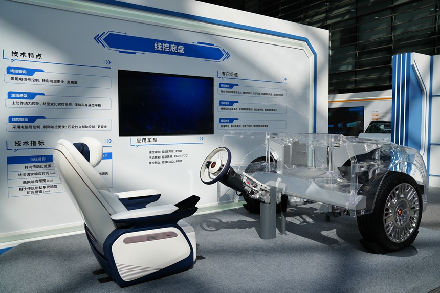 成果展上展示的線控底盤系統。人民網記者 李洋攝