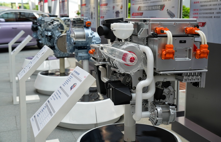 中國一汽展示的各式發動機。人民網記者 李洋攝