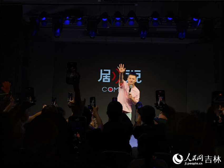 《雪餅猴鐵柱脫口秀》將演出氣氛推向高潮。人民網記者 李思玥攝