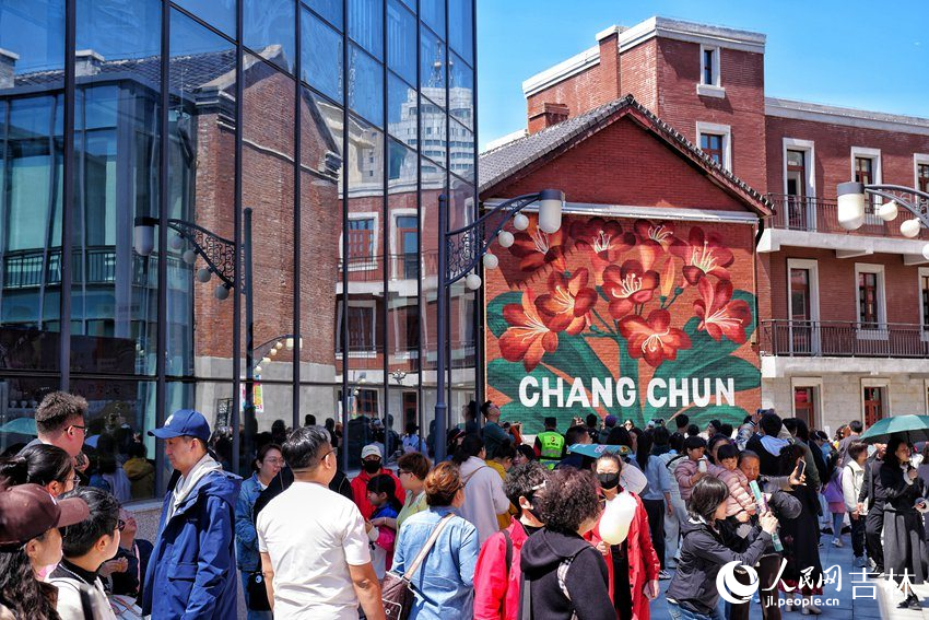 北京大街西歷史文化街區開街當日吸引了眾多市民游客打卡。人民網記者 李洋攝