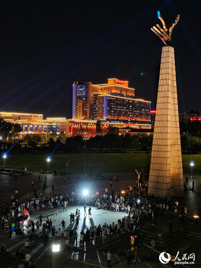 市民游客在長春文化廣場歡快地舞蹈。人民網記者 李洋攝