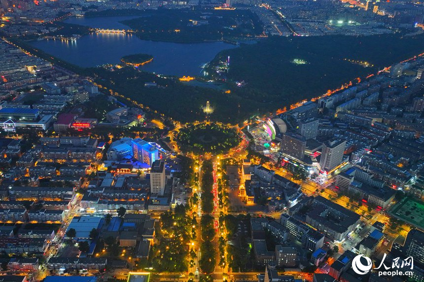 夜色中的新民大街歷史文化街區。人民網記者 李洋攝