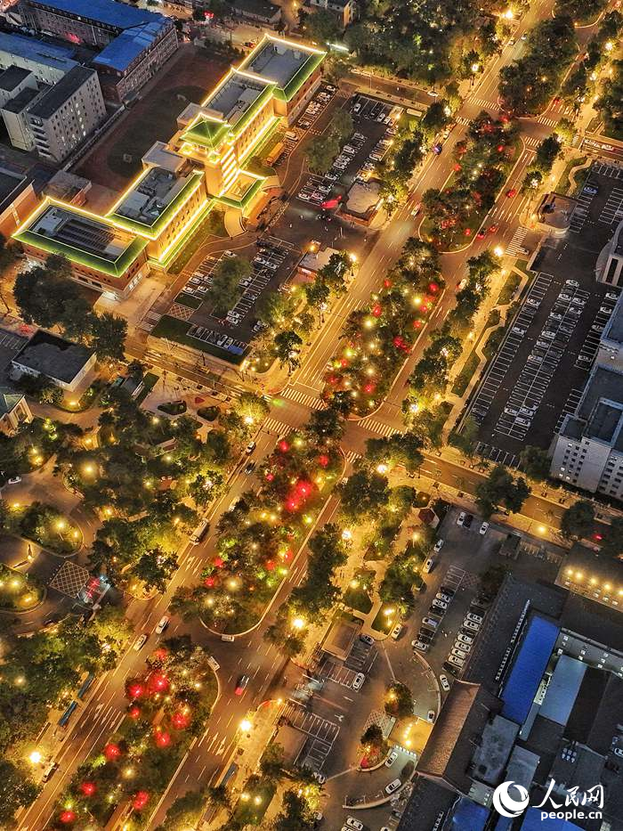 夜幕降臨，長春新民大街燈光璀璨。人民網記者 李洋攝