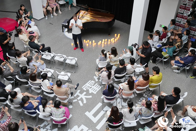 洛朗?阿蘇倫“聞香識樂”香水音樂會現場。人民網記者 李洋攝