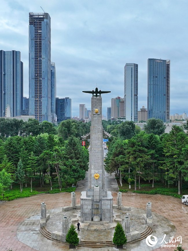 人民廣場中央的蘇聯紅軍烈士紀念塔。人民網記者 李洋攝