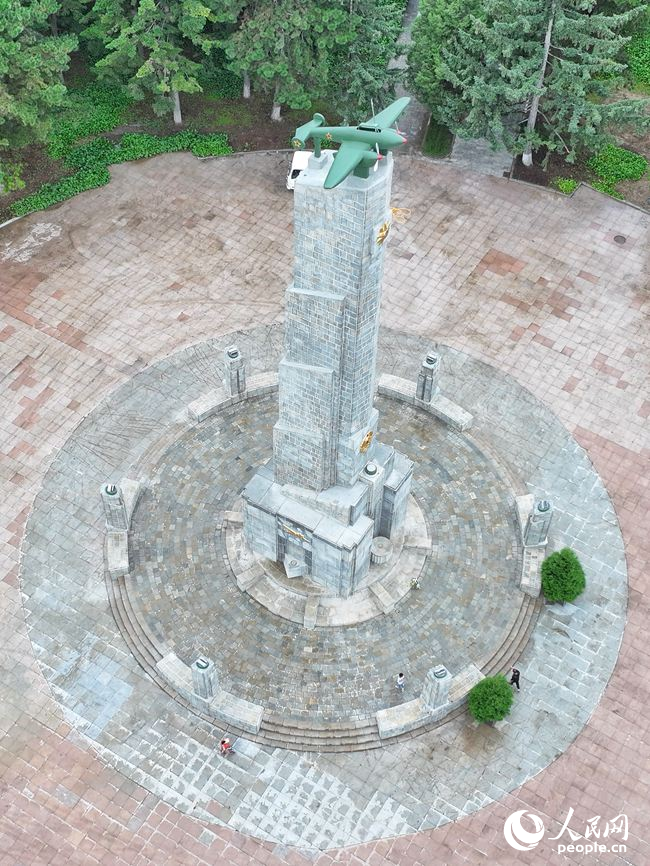 修繕一新的蘇聯紅軍烈士紀念塔。人民網記者 李洋攝