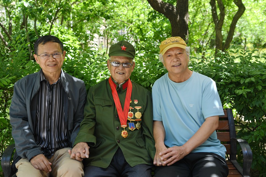 抗戰老兵孟繁德和朋友在一起