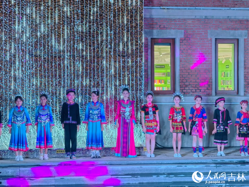 五指山市雨林童聲合唱團傾情演繹《水滿茶歌》。人民網記者 馬俊華攝