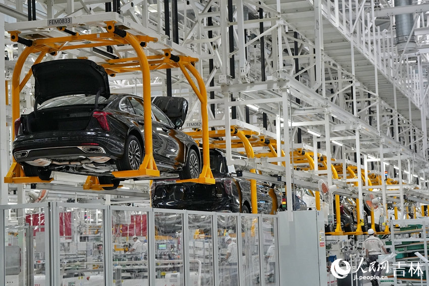 中國一汽紅旗制造中心繁榮廠區總裝車間。人民網記者 李洋攝