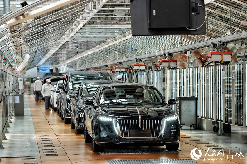 中國一汽紅旗制造中心繁榮廠區總裝車間。人民網記者 李洋攝