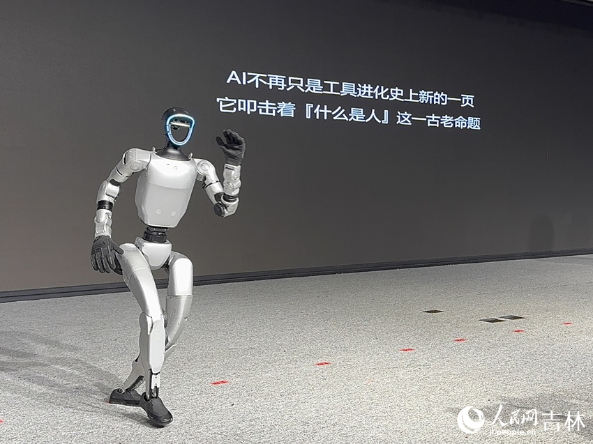 現場展示機器人自編舞蹈。人民網記者 李思玥攝