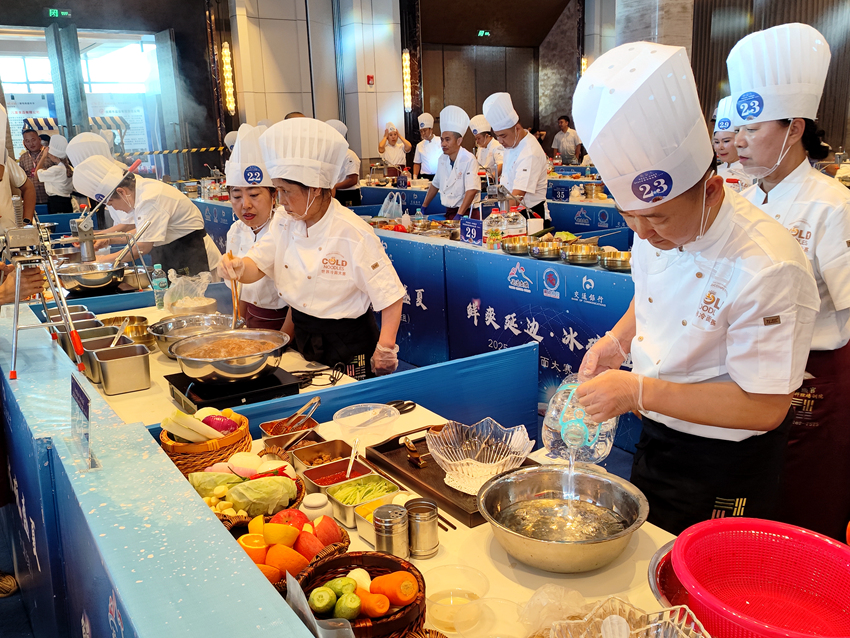 國內外60名冷面制作大師同場競技。人民網記者 王海躍攝