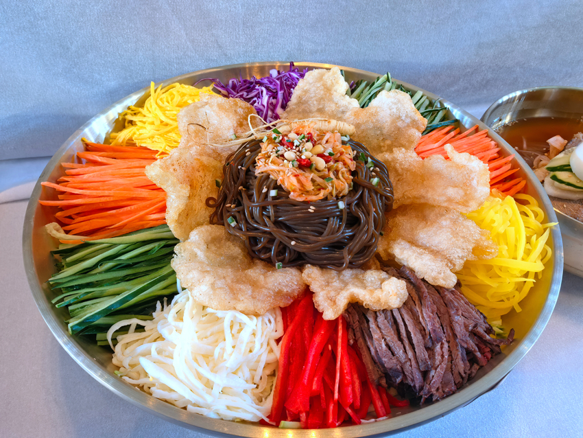 參賽選手制作好的冷面。人民網記者 王海躍攝