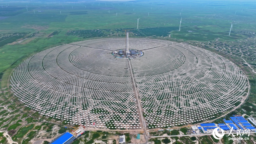 7月26日，吉西基地魯固直流140萬千瓦外送項目1單元光熱100MW工程正加緊施工。人民網記者 李洋攝