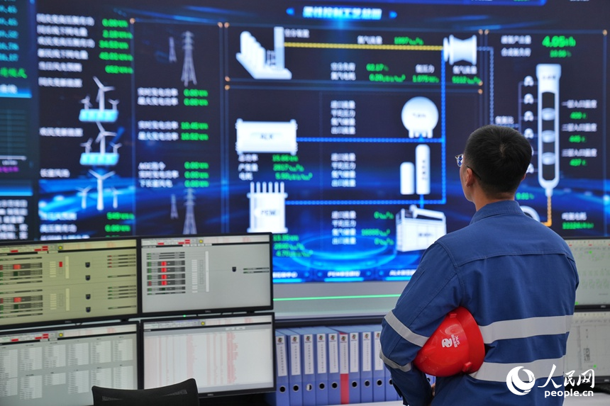 工作人員在大安市風光制綠氫合成氨一體化示范項目中心控制室分析數據。人民網記者 李洋攝