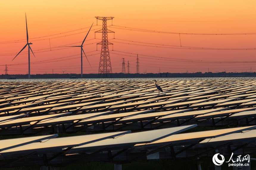 夕陽下，吉林大安”風光“無限美。大安吉電綠氫能源有限公司供圖