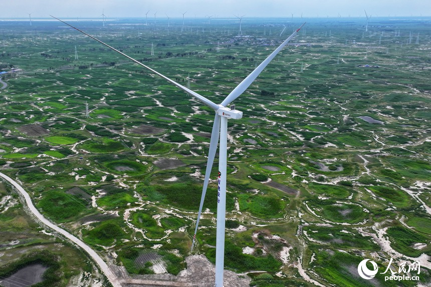 在吉林大安，一臺臺風機在風中源源不斷地產生電能。人民網記者 李洋攝