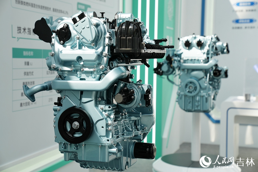 中國一汽創新成果匯報展上的各式自主研發的發動機。人民網記者 李洋攝